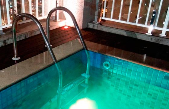 Como escolher a escada ideal para a sua piscina?<